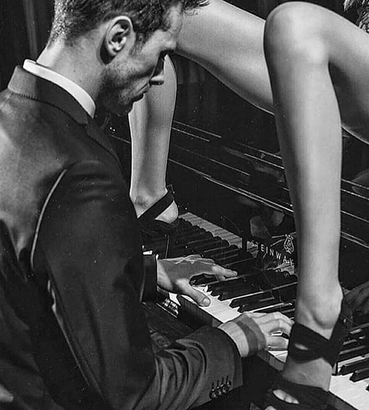 Соблазнил на секс красивую девку за фортепиано